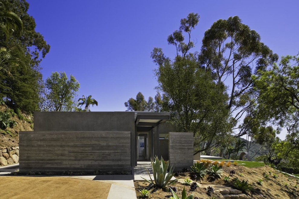 Kleines, Einstöckiges Modernes Einfamilienhaus mit grauer Fassadenfarbe und Flachdach in Santa Barbara