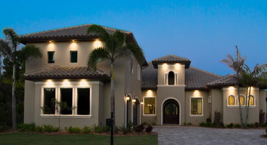 Zweistöckiges Mediterranes Haus mit Putzfassade und beiger Fassadenfarbe in Orlando