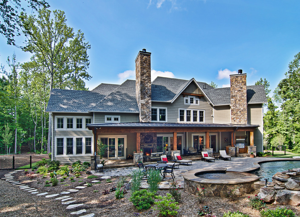 Mittelgroßes, Zweistöckiges Landhaus Haus mit Mix-Fassade, beiger Fassadenfarbe und Satteldach in Charlotte