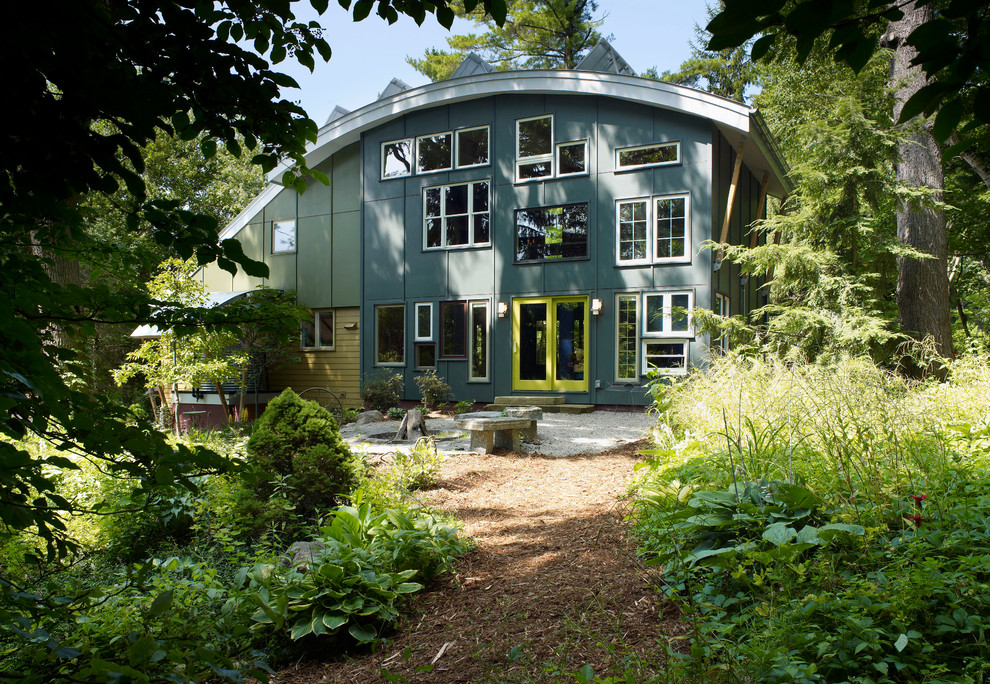 Immagine della facciata di una casa eclettica a due piani