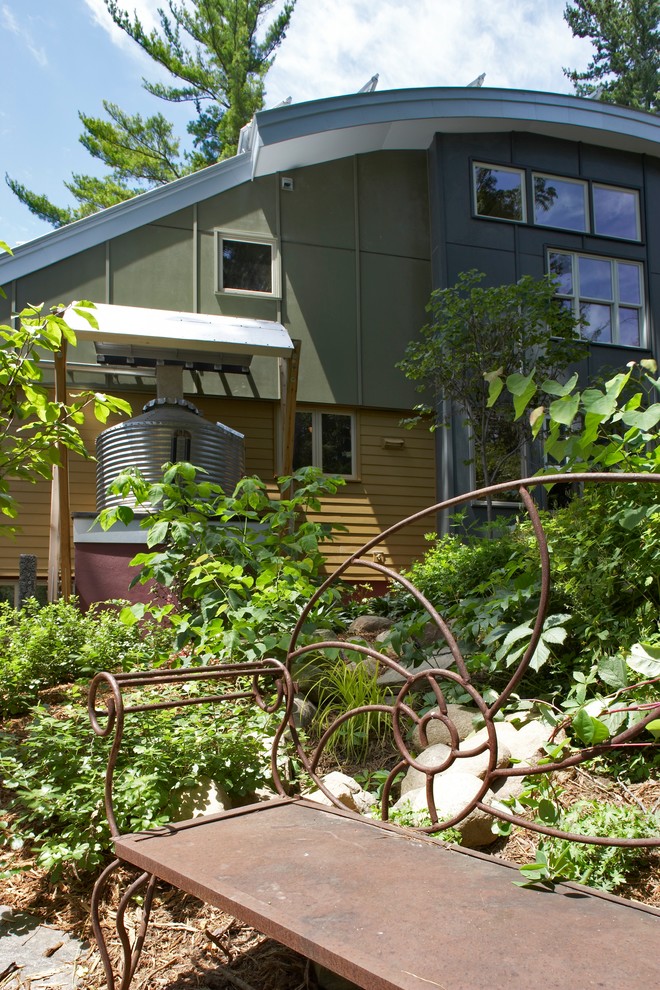 Свежая идея для дизайна: двухэтажный, разноцветный частный загородный дом среднего размера в современном стиле с комбинированной облицовкой - отличное фото интерьера