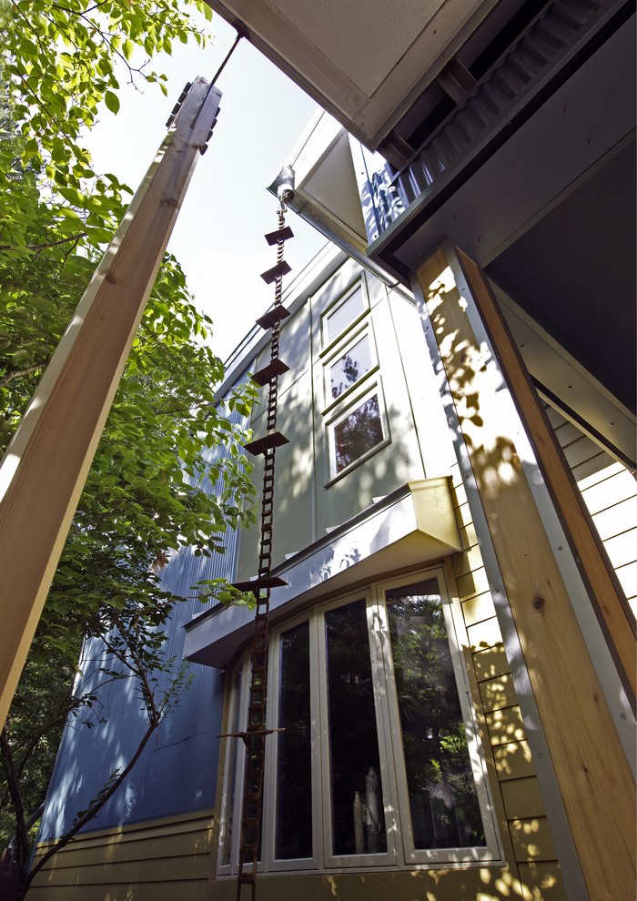 Immagine della villa multicolore contemporanea a due piani di medie dimensioni con rivestimenti misti