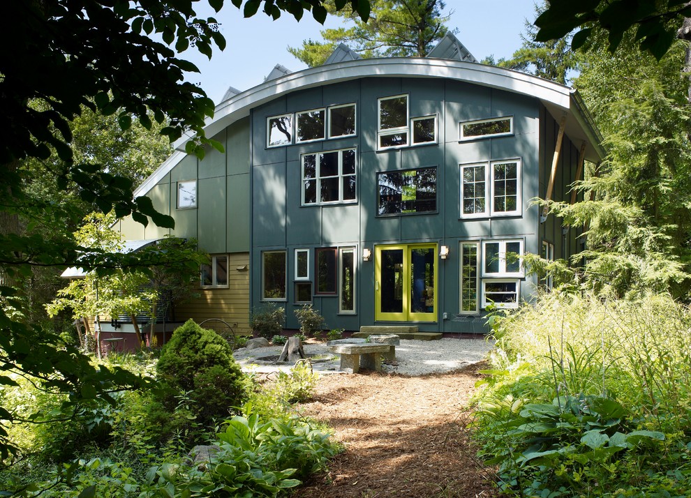 Foto della villa multicolore contemporanea a due piani di medie dimensioni con rivestimento con lastre in cemento e copertura in metallo o lamiera