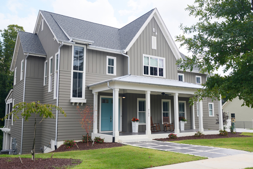 Dreistöckiges, Mittelgroßes Klassisches Einfamilienhaus mit Vinylfassade, grauer Fassadenfarbe, Satteldach und Schindeldach in Raleigh