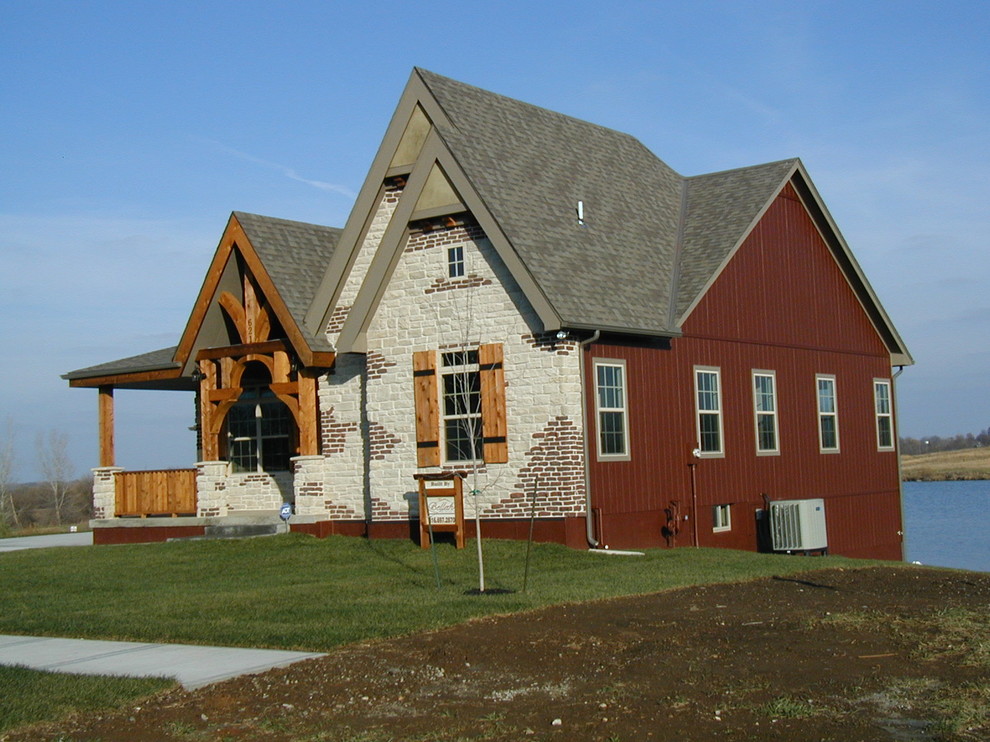 На фото: одноэтажный, кирпичный, красный дом среднего размера в стиле рустика с