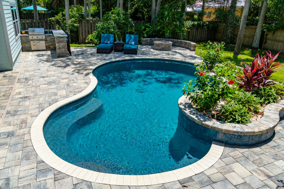 Diseño de piscina tropical de tamaño medio