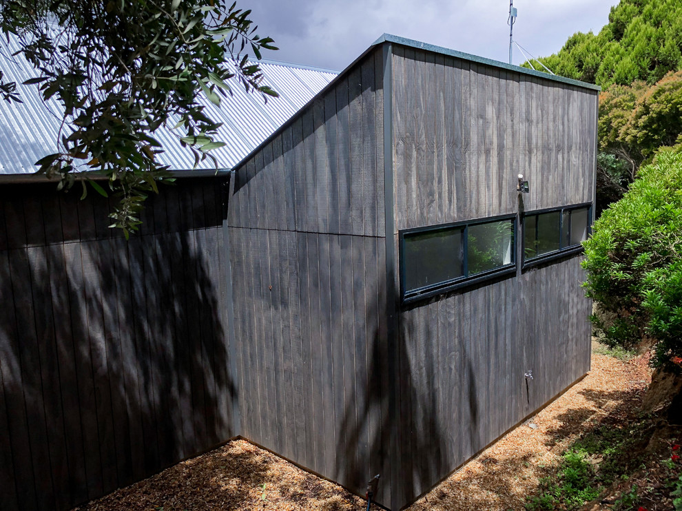 Kleines, Einstöckiges Uriges Haus mit schwarzer Fassadenfarbe, Satteldach und Blechdach in Adelaide