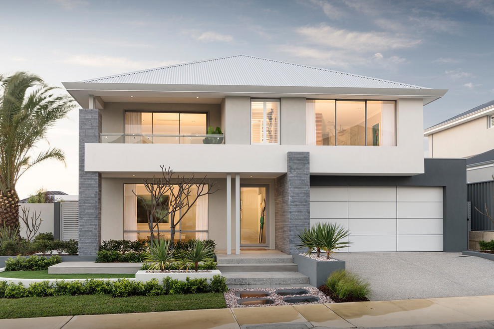 Réalisation d'une façade de maison grise design à un étage avec un revêtement mixte, un toit à quatre pans et un toit en métal.