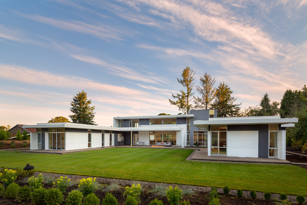 Inspiration pour une façade de maison multicolore minimaliste de plain-pied avec un revêtement mixte et un toit plat.