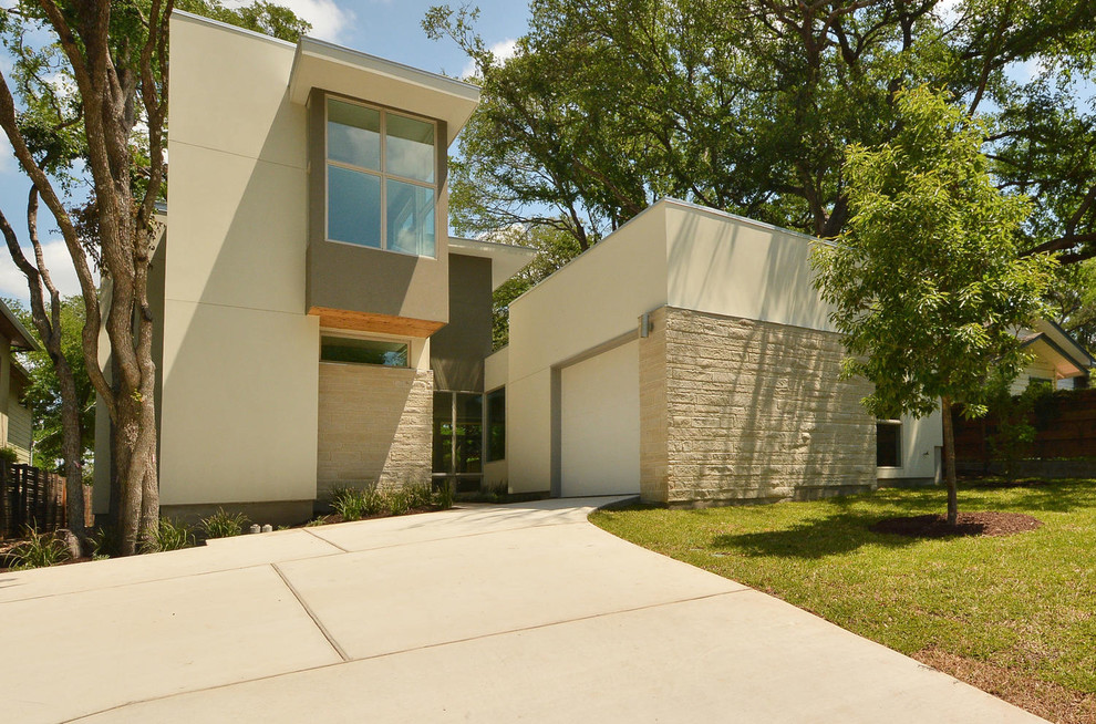 Свежая идея для дизайна: двухэтажный, белый дом среднего размера в стиле модернизм с облицовкой из цементной штукатурки - отличное фото интерьера