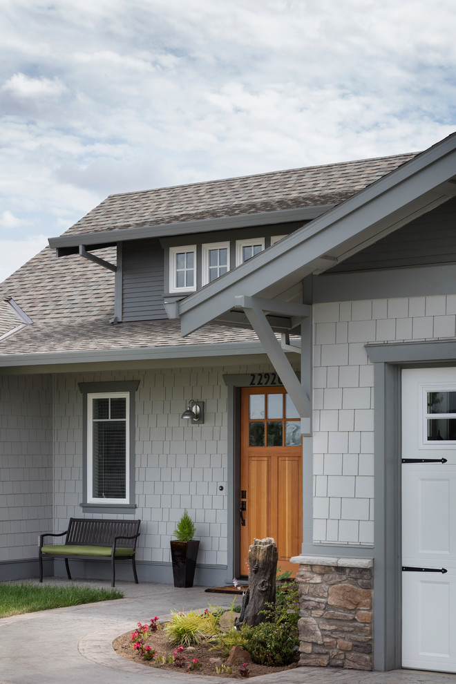Cette image montre une façade de maison grise craftsman de taille moyenne et de plain-pied avec un revêtement mixte et un toit à deux pans.