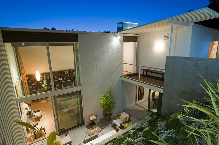 Стильный дизайн: двухэтажный, белый дом среднего размера в стиле ретро с облицовкой из цементной штукатурки - последний тренд