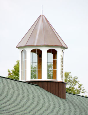 Foto della facciata di una casa grande marrone country a due piani con tetto a capanna