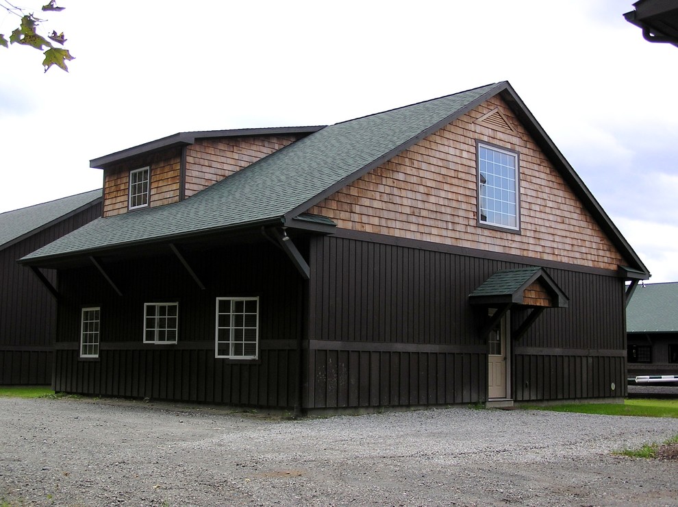 Foto della facciata di una casa grande marrone country a due piani con tetto a capanna