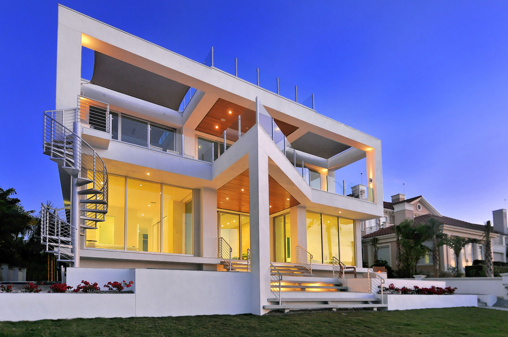 Idées déco pour une façade de maison blanche moderne en stuc de taille moyenne et à un étage.