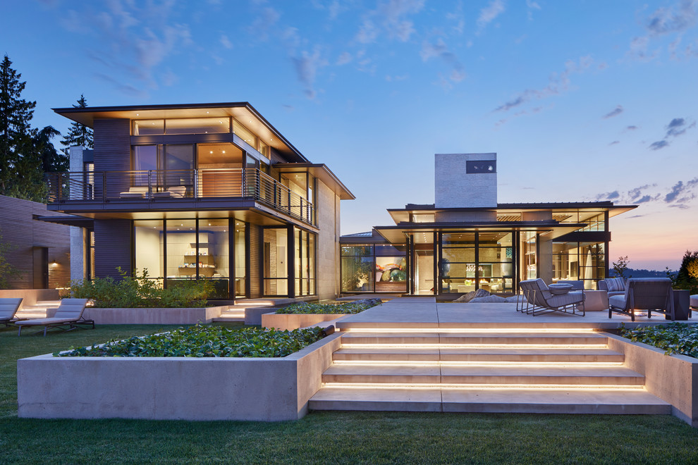Стильный дизайн: стеклянный частный загородный дом в современном стиле с плоской крышей - последний тренд