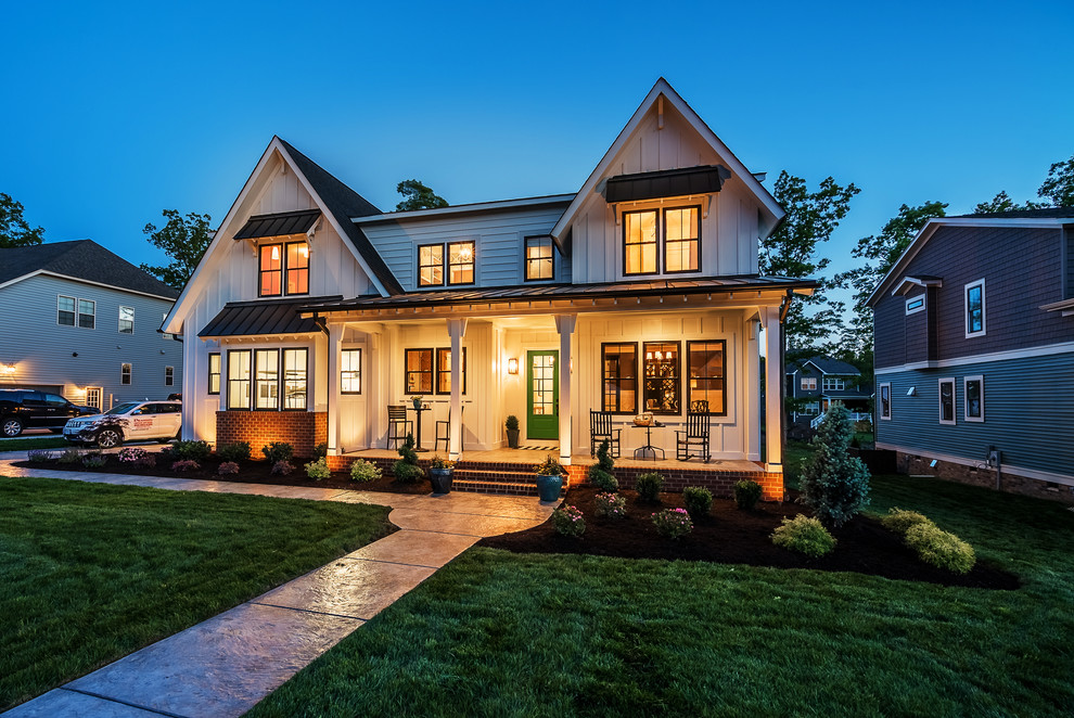 Großes, Zweistöckiges Country Einfamilienhaus mit Vinylfassade, weißer Fassadenfarbe, Satteldach und Misch-Dachdeckung in Richmond