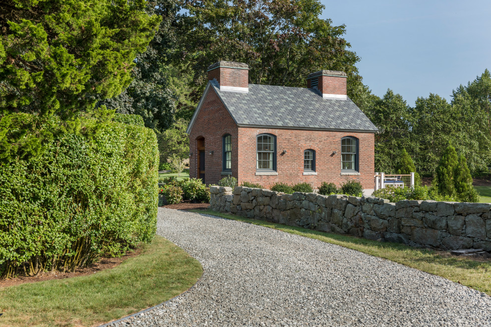 Exemple d'une petite façade de maison rouge industrielle en brique de plain-pied avec un toit à deux pans.