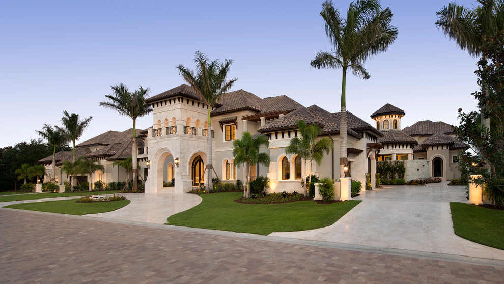 Mediterranes Einfamilienhaus mit beiger Fassadenfarbe, Walmdach und Schindeldach in Sonstige