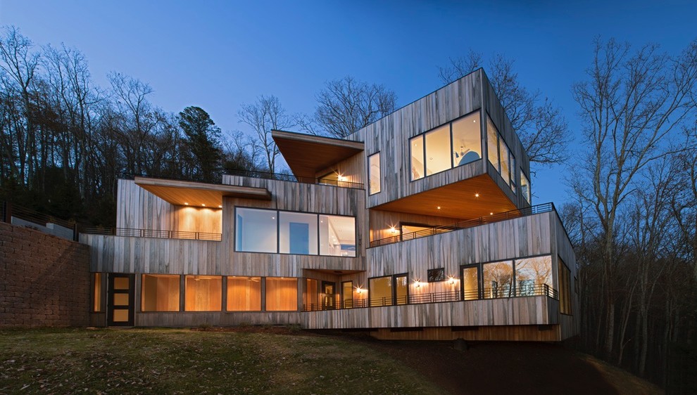 Diseño de fachada contemporánea grande de tres plantas con revestimiento de madera