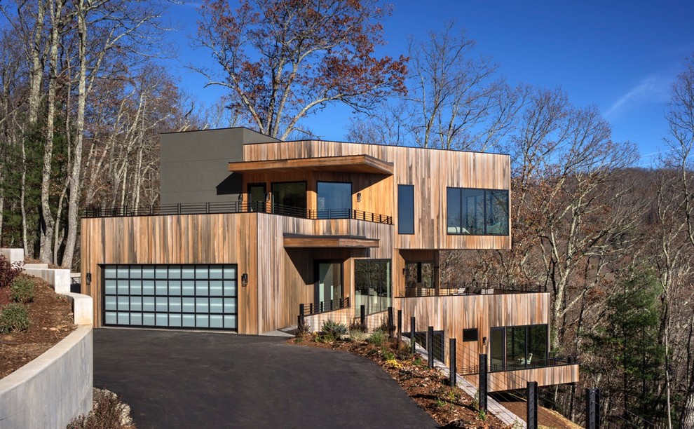 Idées déco pour une grande façade de maison marron contemporaine en bois à deux étages et plus avec un toit plat.