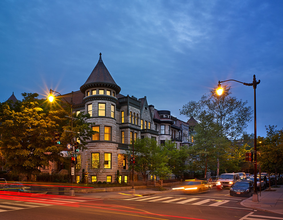 ワシントンD.C.にある高級な巨大なトラディショナルスタイルのおしゃれな家の外観 (石材サイディング) の写真
