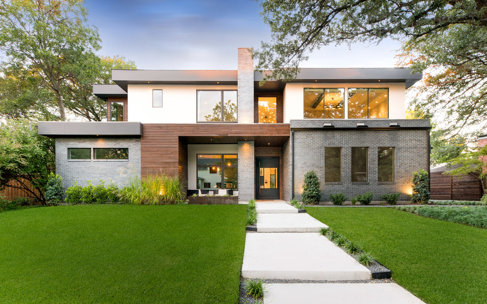 Mittelgroßes, Zweistöckiges Modernes Einfamilienhaus mit Flachdach, Mix-Fassade und bunter Fassadenfarbe in Dallas