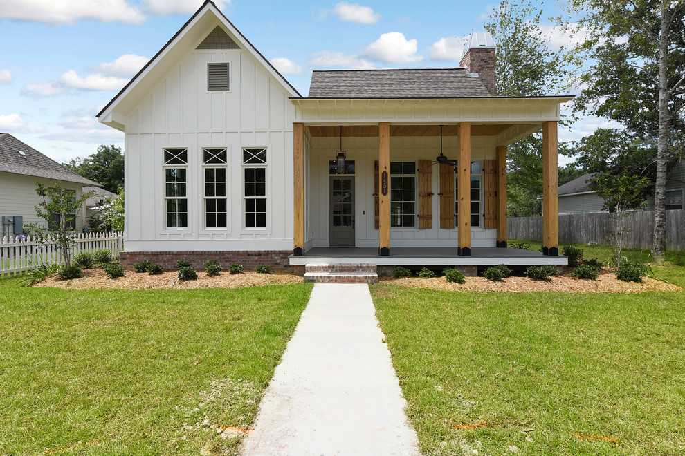 Diseño de fachada de casa blanca de estilo de casa de campo de tamaño medio de una planta con revestimiento de aglomerado de cemento, tejado a dos aguas y tejado de teja de madera