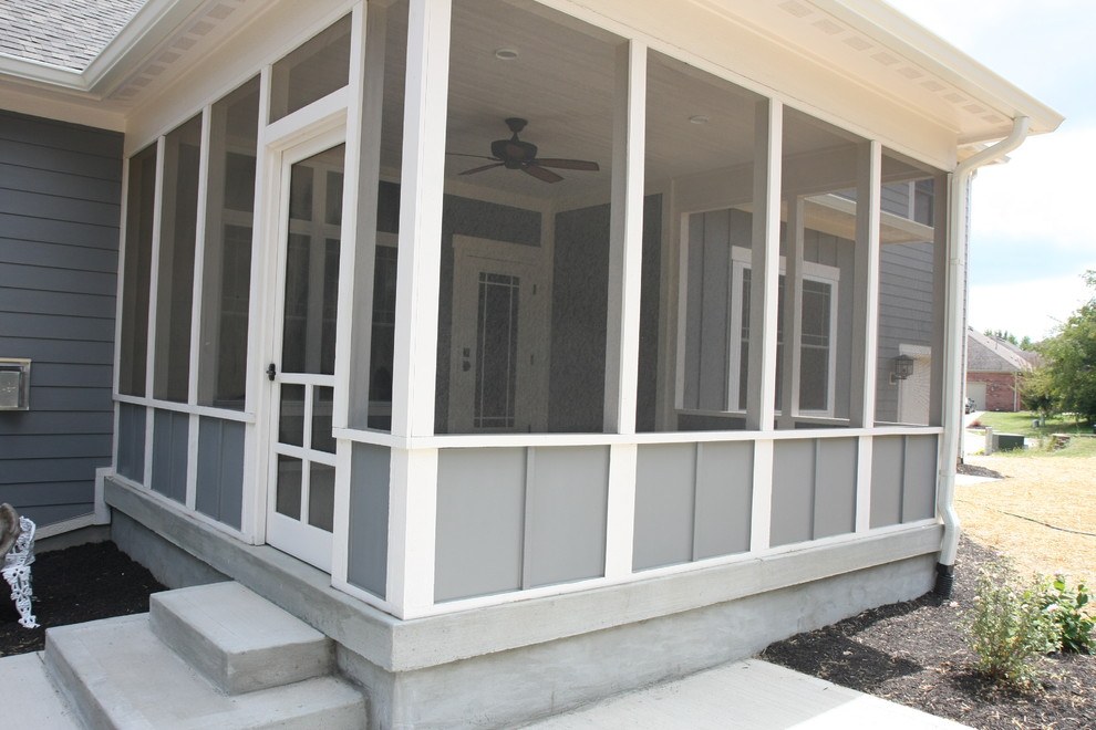 Пример оригинального дизайна: двухэтажный, серый частный загородный дом среднего размера в стиле неоклассика (современная классика) с комбинированной облицовкой и крышей из гибкой черепицы
