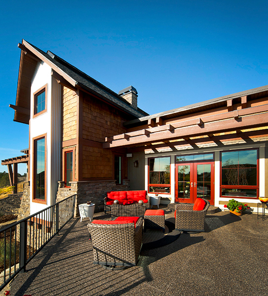 Kleine, Einstöckige Country Holzfassade Haus mit brauner Fassadenfarbe und Satteldach in Sonstige
