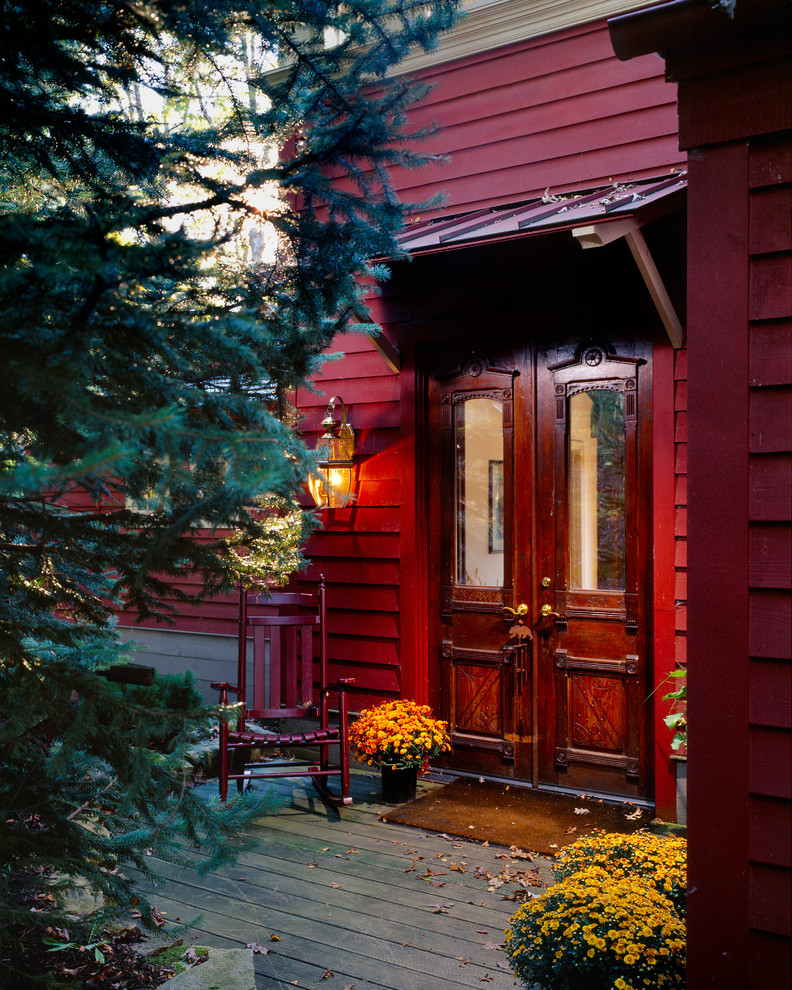 Свежая идея для дизайна: большой, двухэтажный, деревянный, красный дом в стиле рустика - отличное фото интерьера