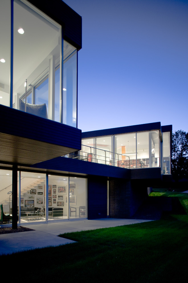 Idee per la facciata di una casa moderna a due piani con rivestimento in vetro