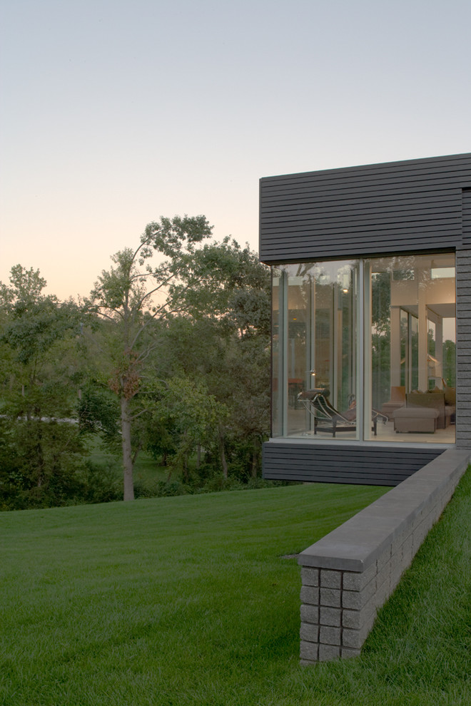 Example of a minimalist one-story exterior home design in Kansas City