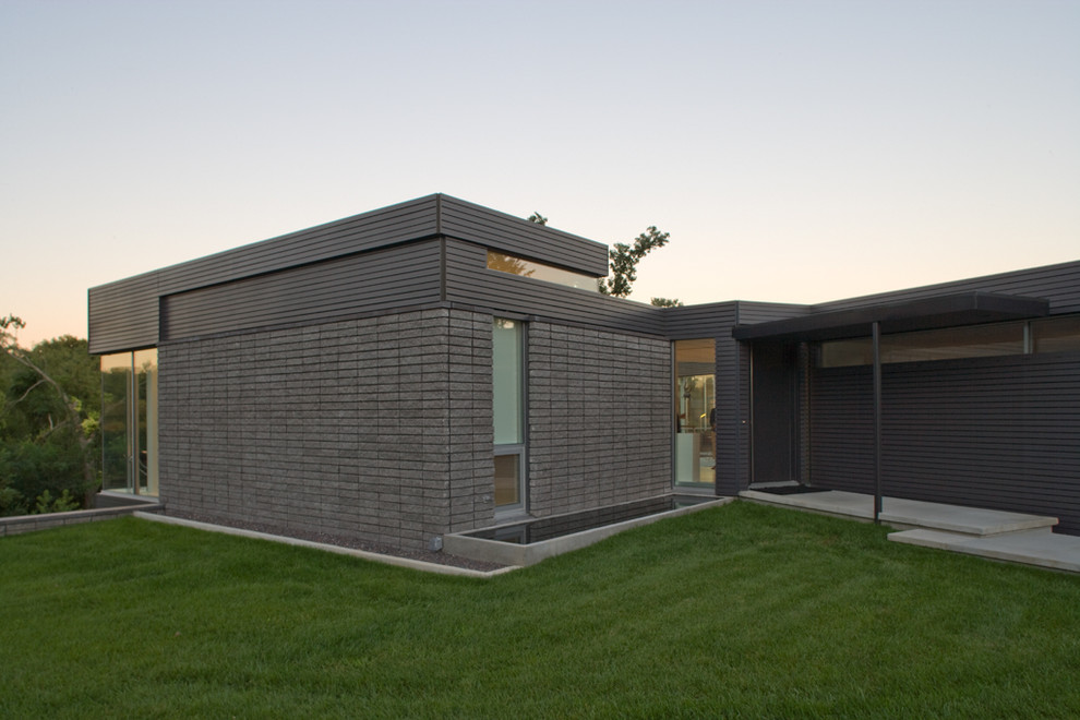 Modern one-story exterior home idea in Kansas City