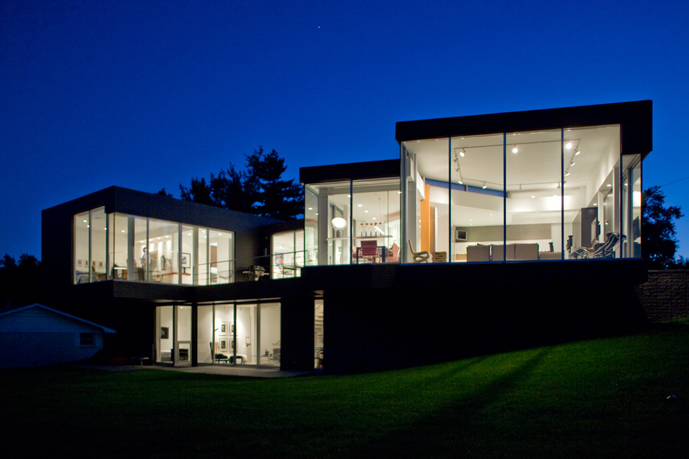 Esempio della facciata di una casa moderna a due piani con rivestimento in vetro