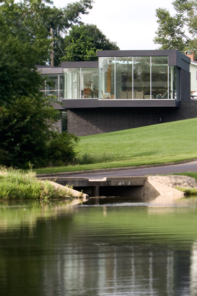 Идея дизайна: двухэтажный, стеклянный дом в стиле модернизм с плоской крышей