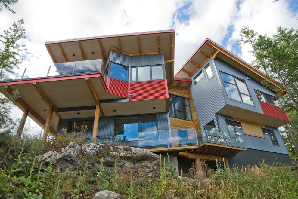 Mittelgroßes, Dreistöckiges Modernes Haus mit Metallfassade und Pultdach in Sonstige