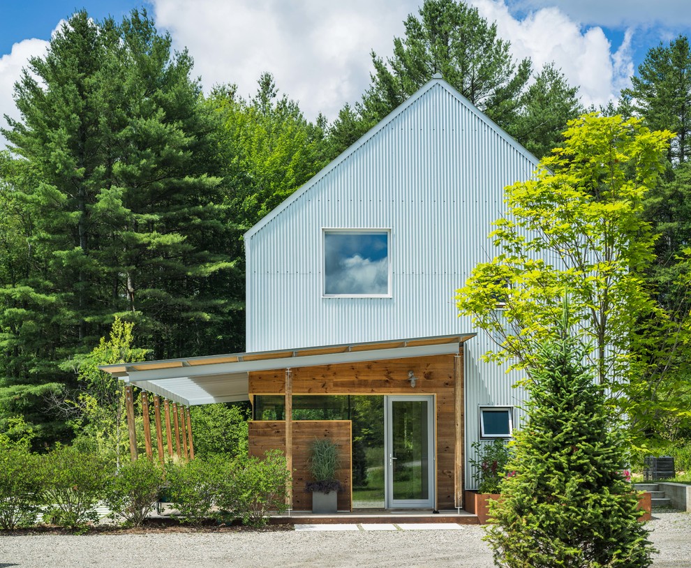 Foto de fachada de casa blanca moderna pequeña de una planta con revestimiento de metal y tejado a dos aguas