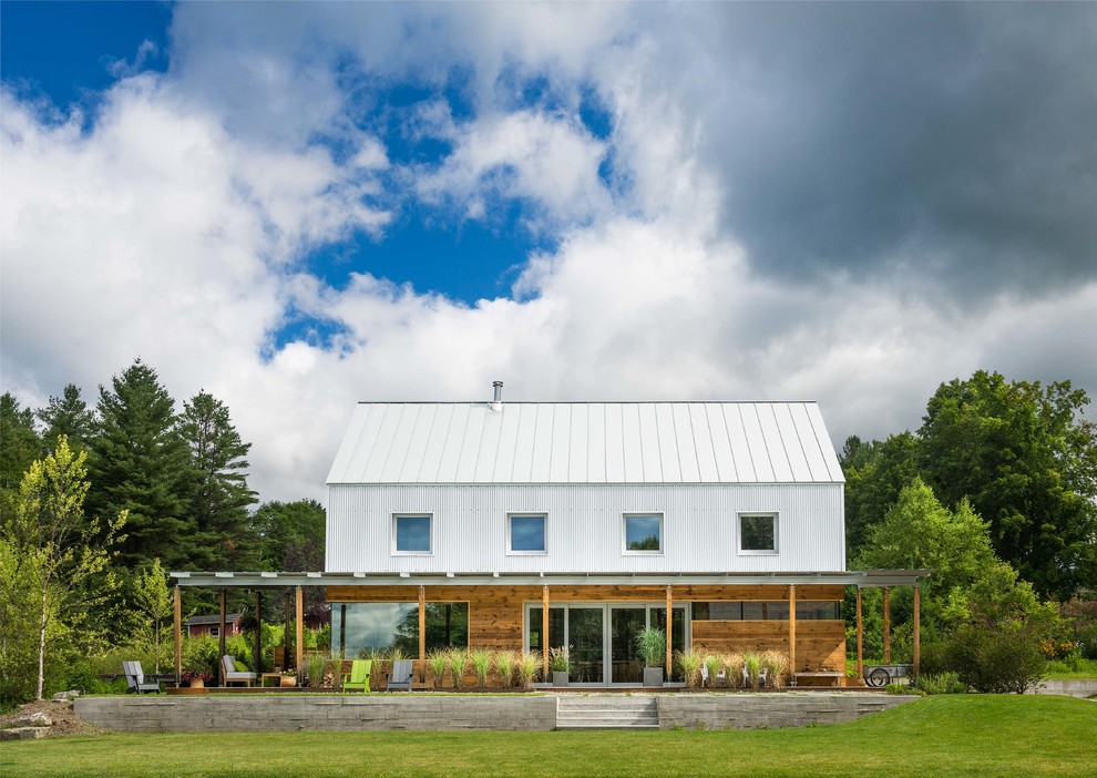 Foto de fachada de casa blanca campestre pequeña de dos plantas con revestimientos combinados y tejado a dos aguas