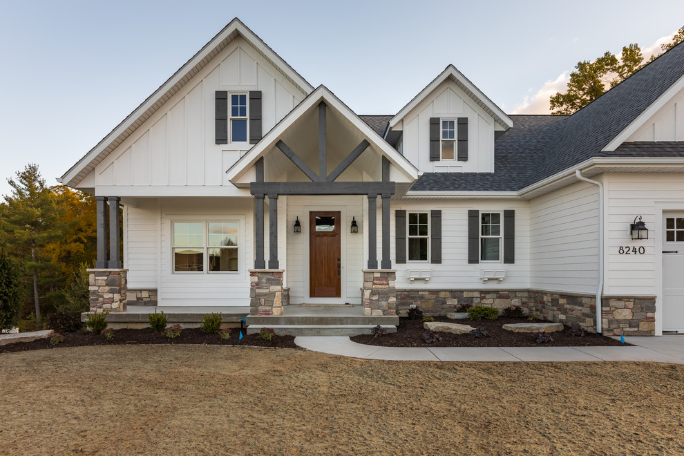 Zweistöckiges Landhaus Einfamilienhaus mit weißer Fassadenfarbe, Satteldach und Schindeldach in Grand Rapids