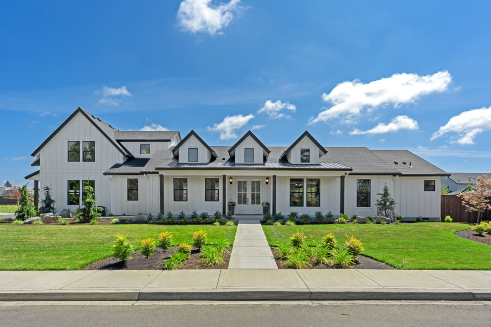 Großes, Zweistöckiges Country Haus mit weißer Fassadenfarbe, Satteldach, Schindeldach und grauem Dach in Portland