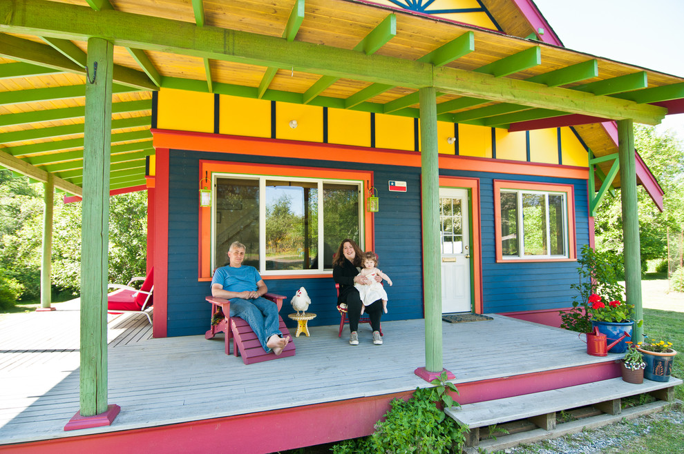 Idée de décoration pour une façade de maison multicolore bohème en bois.
