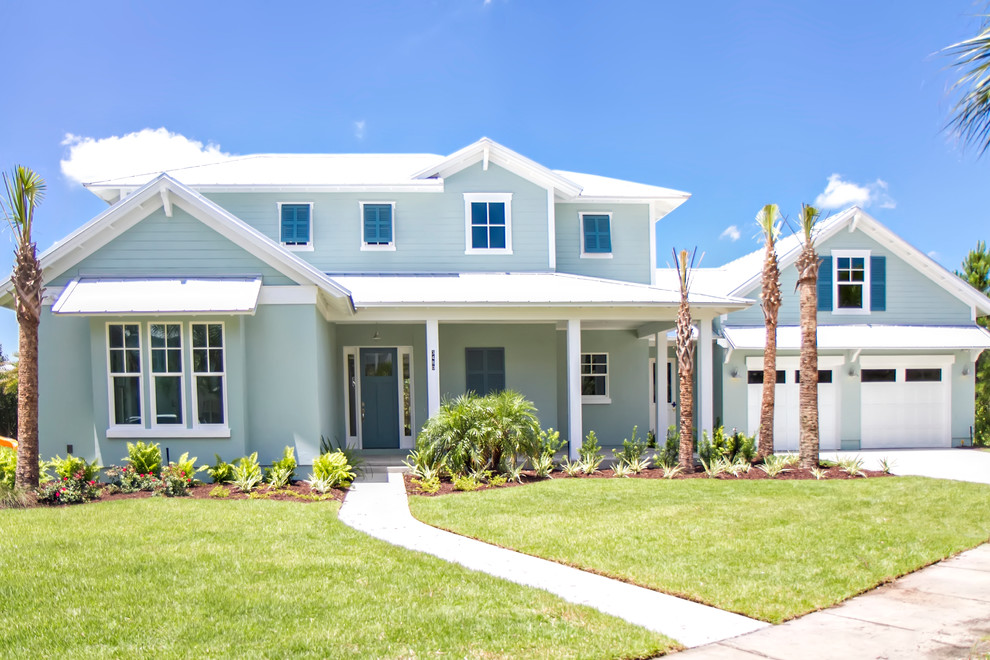 Стильный дизайн: двухэтажный, синий частный загородный дом среднего размера в морском стиле с облицовкой из цементной штукатурки, двускатной крышей и металлической крышей - последний тренд