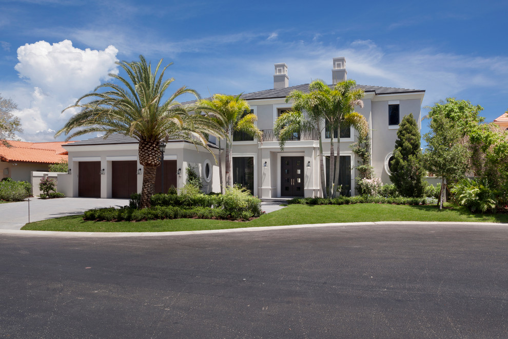 Geräumiges, Zweistöckiges Modernes Haus mit grauer Fassadenfarbe in Miami