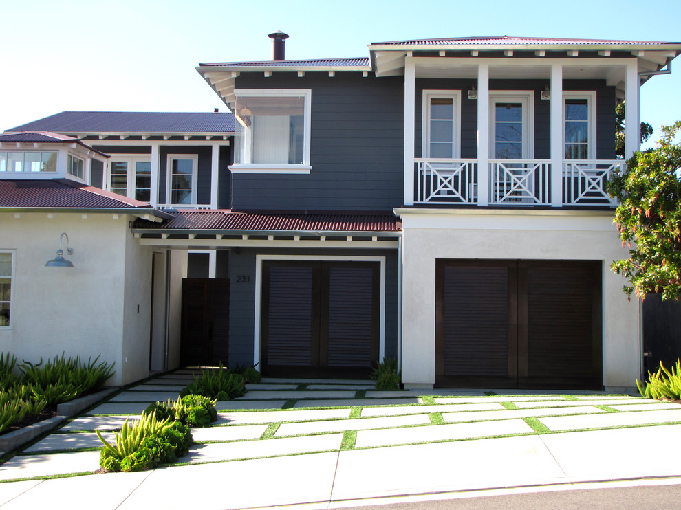 Foto della facciata di una casa stile marinaro a due piani con rivestimento in legno e abbinamento di colori