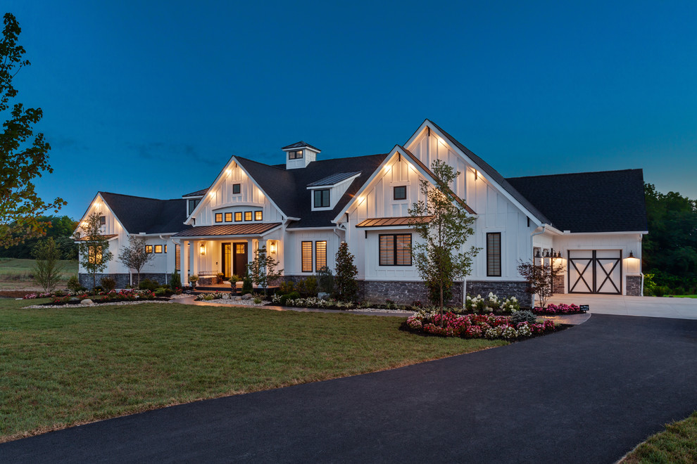Geräumiges, Einstöckiges Country Einfamilienhaus mit Faserzement-Fassade, weißer Fassadenfarbe und Schindeldach in Cincinnati