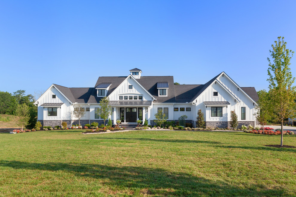 Geräumiges, Einstöckiges Landhausstil Einfamilienhaus mit Faserzement-Fassade, weißer Fassadenfarbe und Schindeldach in Cincinnati