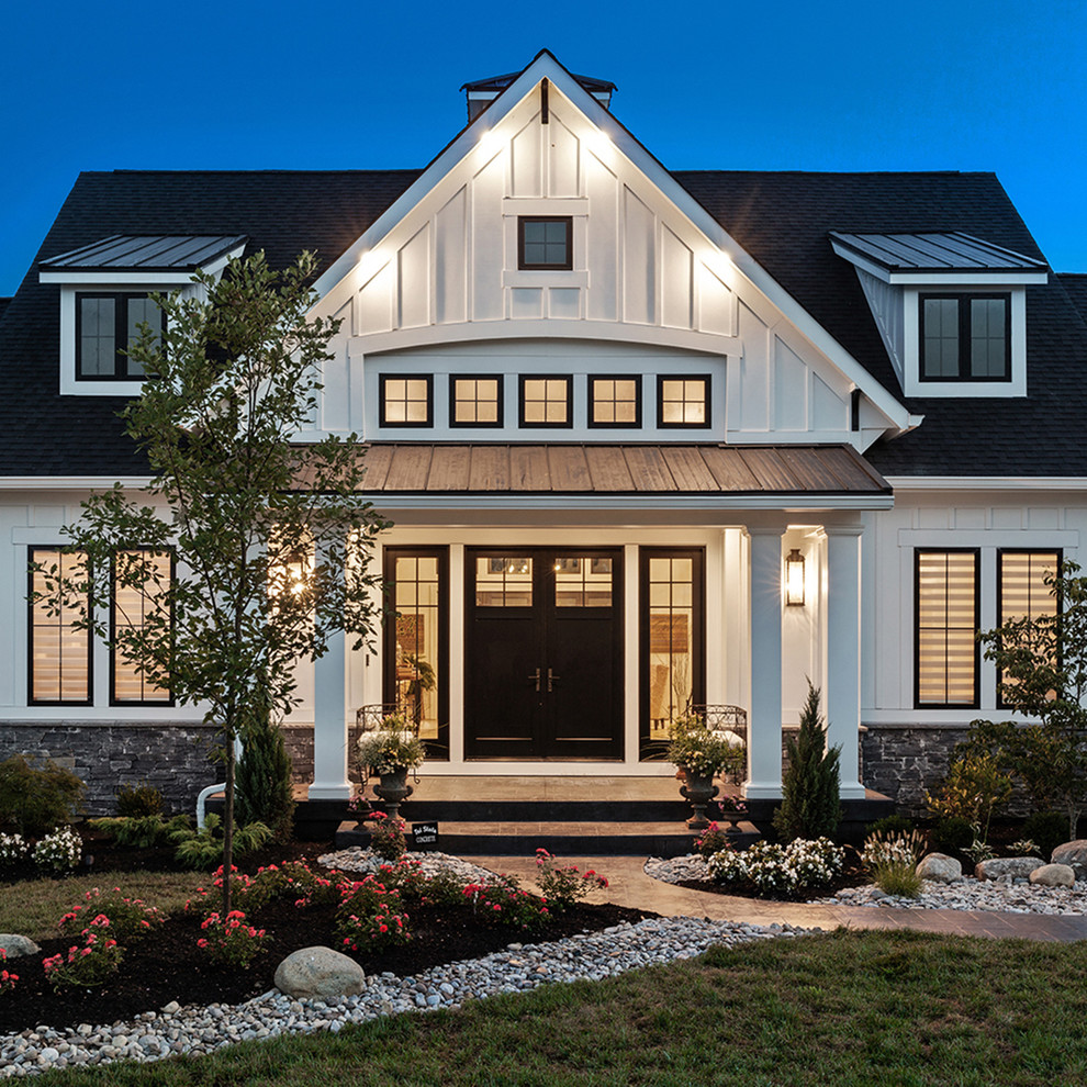 Geräumiges, Einstöckiges Landhaus Einfamilienhaus mit Faserzement-Fassade, weißer Fassadenfarbe und Schindeldach in Cincinnati