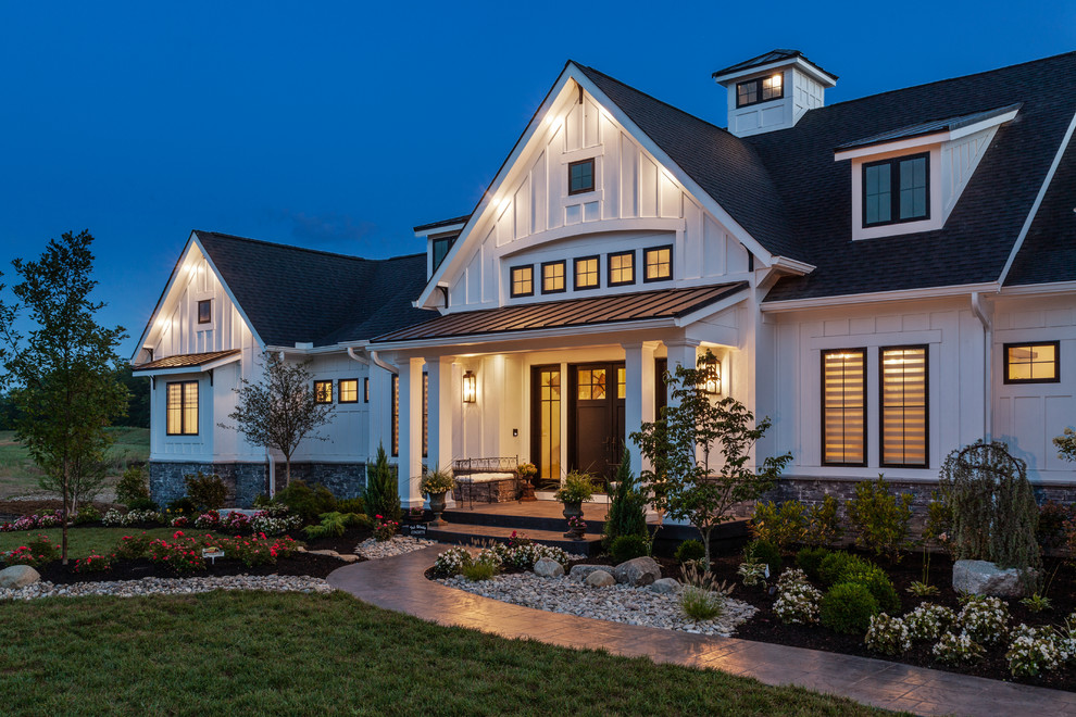 Imagen de fachada de casa blanca de estilo de casa de campo extra grande de una planta con revestimiento de aglomerado de cemento y tejado de teja de madera