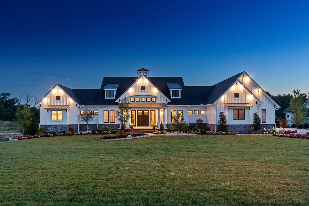 This is an example of an expansive and white country bungalow detached house in Cincinnati with concrete fibreboard cladding and a shingle roof.